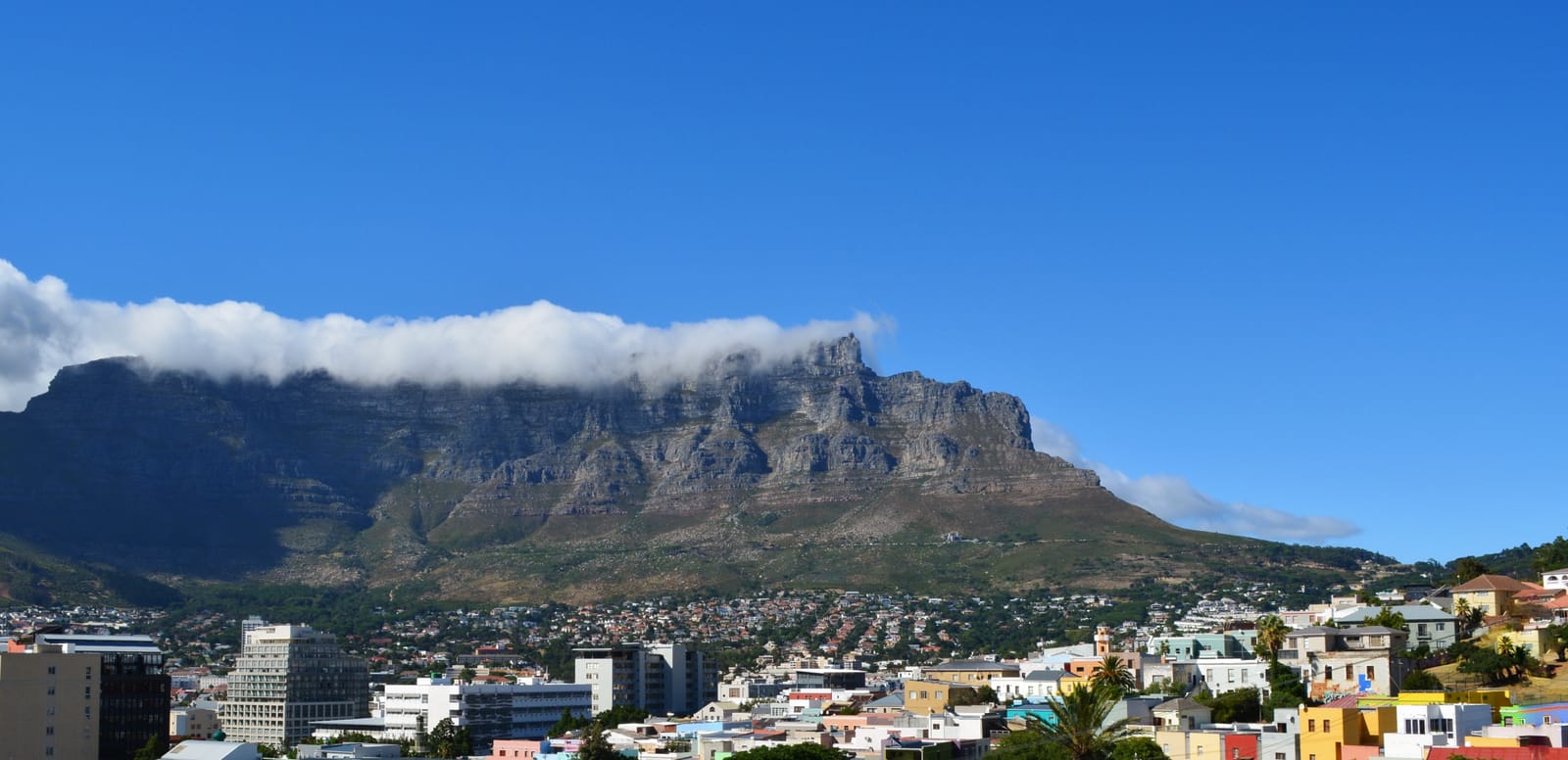 Der Tafelberg mit der Wolkendecke über der Kante, darunter die Stadt