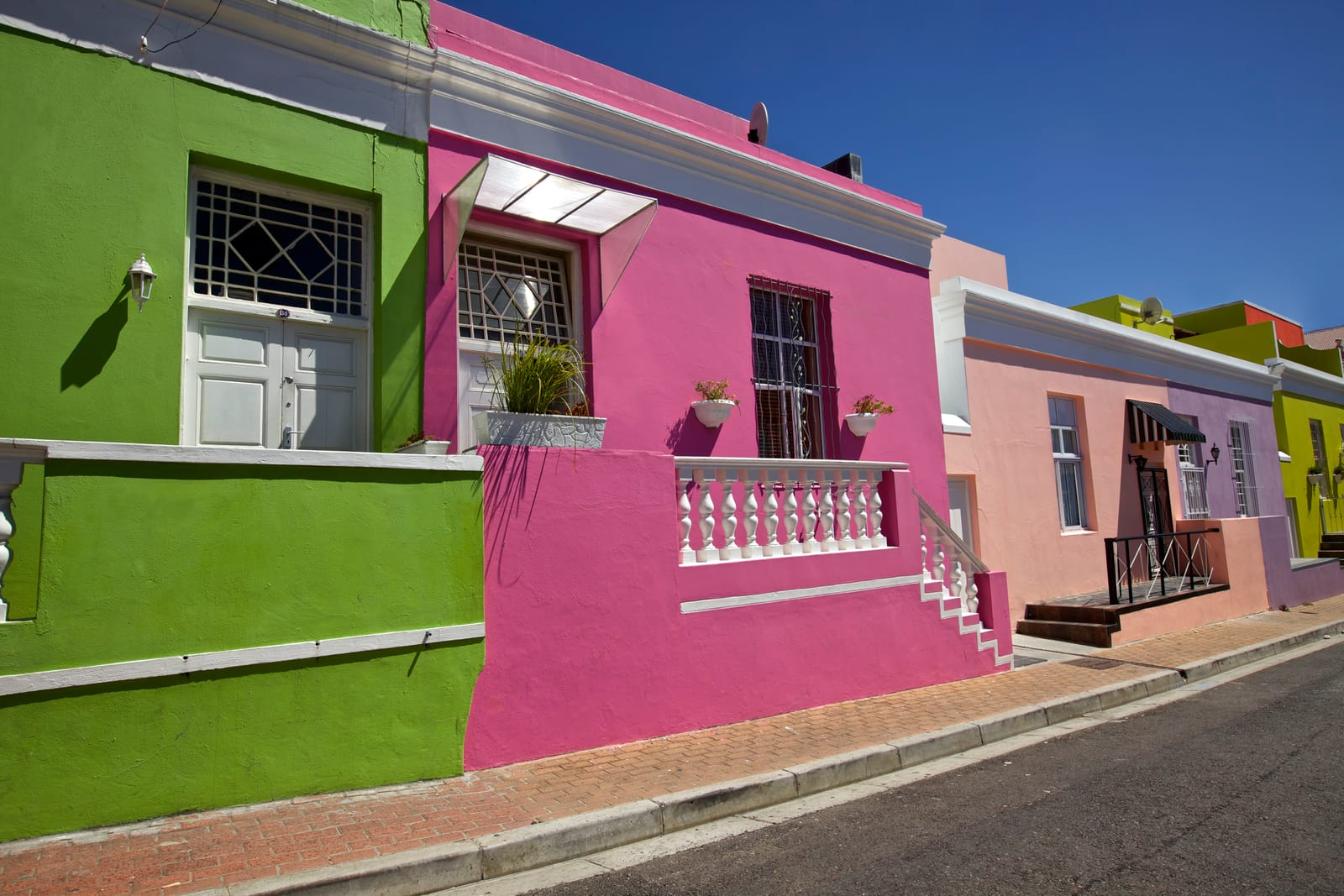 Bunte Hausfassaden im Bo-Kaap an einer Kopfsteinpflasterstraße