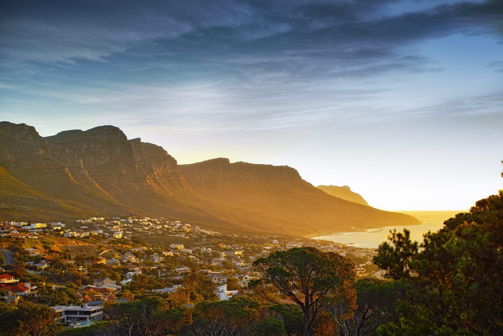 Die Bergkette der Twelve Apostles über den Häusern von Camps Bay