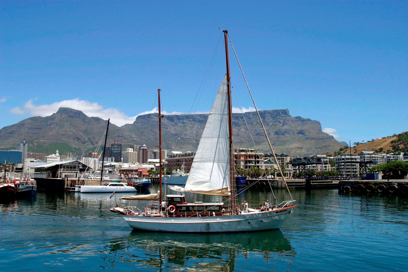 Segelboot im Hafenbecken der V&A Waterfront, dahinter der Tafelberg